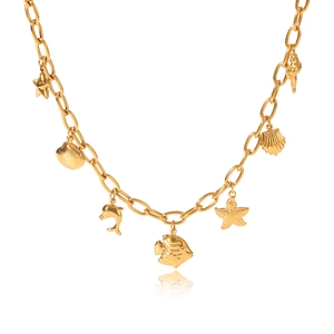 Détail du collier en acier titane doré avec pendentifs marins étoile de mer et dauphin