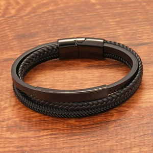 Dettaglio del bracciale multistrato in pelle intrecciata nera con chiusura magnetica