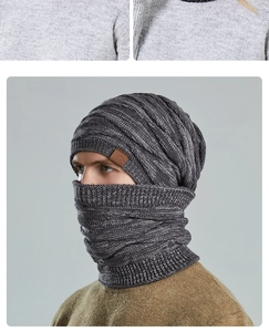 Detail von dunkelgrauem Strickmützen-Set mit Halswärmer und Leder-Patch-Verzierung