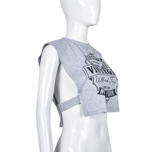 Vista laterale del tank top grigio corto con spalline vuote e stampa Brooklyn vintage