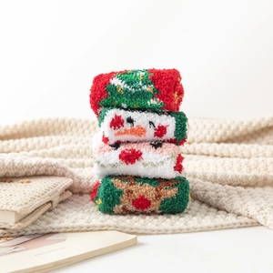 Chaussettes de Noël épaisses en polaire corail pour femmes avec motifs festifs de sapin et bonhomme