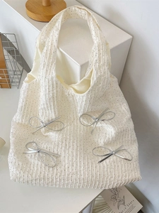 Sac à épaule blanc à pois avec nœuds argentés et tissu plissé texturé élégant