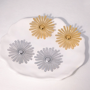 Sunflower Daisy Stud Earrings Stainless Steel 18K Gold Plated Radial Flower Shape Minimalist Vintage Women Jewelry