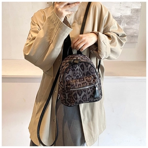 Detalle de una mini mochila de moda con estampado de leopardo y textura de cuero sintético PU