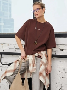 Braunes Oversize Baumwoll-T-Shirt mit GALALA-Print und Drop-Shoulder im Retro-Stil