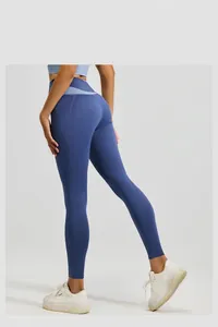 Detalle de mallas de yoga de cintura alta con costuras de contorno azul marino y claro