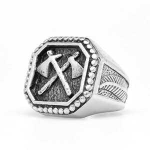 Detailansicht eines Vintage Silber Wikinger Rings mit Zwillingsäxten und Federmuster Gravur