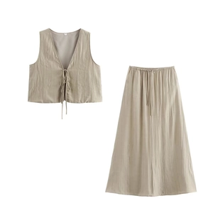 Ensemble plissé beige deux pièces avec gilet à lacets col en V et jupe longue assortie