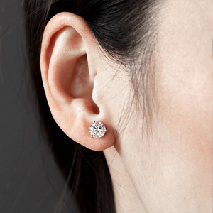 Gros plan sur un clou d'oreille classique en argent S925 avec diamant rond brillant