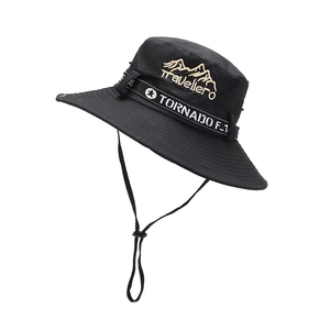 Cappello da pescatore nero a tesa larga per outdoor con logo montagna e laccio regolabile