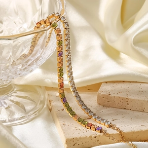 18K Gold und Silber Tennisarmbänder mit bunten Zirkonia auf elegantem Seidenhintergrund
