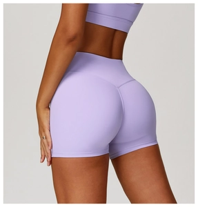 Detail der lavendelfarbenen Yoga-Shorts mit hoher Taille und V-Naht für den Push-up-Effekt