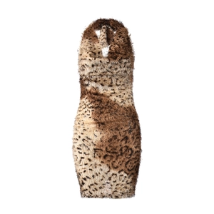 Détail de la texture fausse fourrure léopard sur une mini robe moulante dos nu