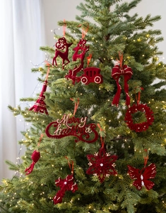 Détail d'ornements de Noël floqués rouge foncé avec gravure Joyeux Noël