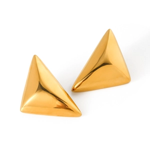 Vista macro di orecchini a lobo triangolari geometrici in acciaio placcato oro 18k
