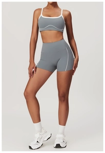 Détail de l'ensemble brassière et short de sport bleu-gris avec passepoil blanc élastique