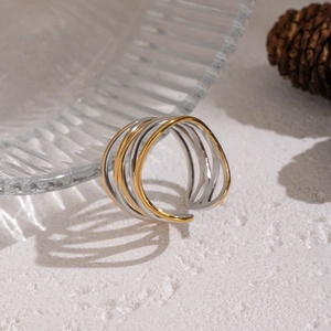 Anello aperto geometrico multistrato minimalista in finitura oro e argento