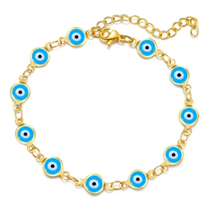 Nahaufnahme der goldfarbenen Evil-Eye-Armkette mit blauen Emaille-Anhängern und Verschluss