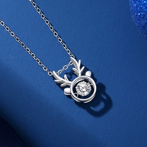 Elegante collana in argento s925 con pendente in moissanite scintillante nel classico design corna