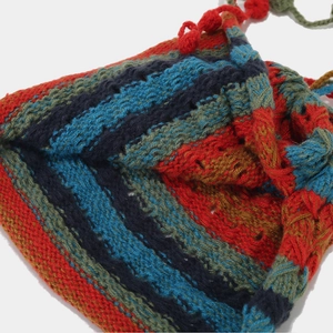Handgefertigte Häkelbeutel mit bunten Streifen und rotem Pompon im Ethno-Stil