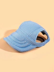 Dettaglio del tessuto a rete azzurro del cappello per cani con trama traspirante e cuciture