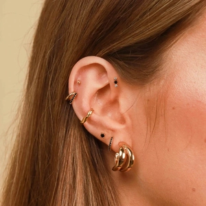 Set di orecchini S925 in argento dorato con zirconi e perle indossati da modella