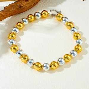 Collier punk avec perles sphériques dorées et argentées et boules métalliques géométriques