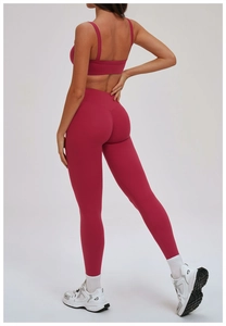 Détail de l'ensemble brassière et legging bordeaux en tissu brossé doux et extensible