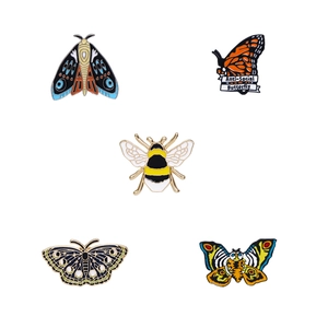 Lot de cinq épingles en émail d'insectes avec motifs papillon et abeille sur fond blanc