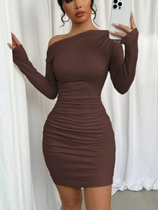 Detalle de vestido marrón con hombros descubiertos y tejido elástico fruncido