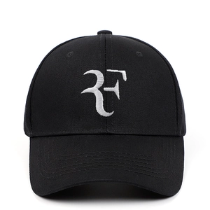 Gros plan d'une broderie RF blanche de haute qualité sur une casquette en sergé noir