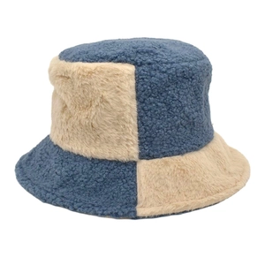 Détail d'un chapeau bob en fausse fourrure à damier bleu marine et beige très doux