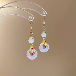 Boucles d'oreilles élégantes en calcédoine violette avec crochets dorés et perles
