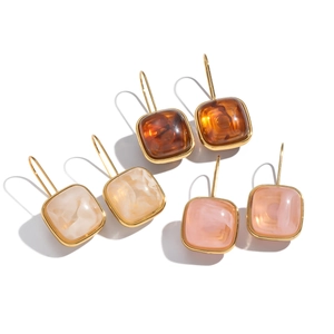Boucles d'oreilles carrées en résine minimalistes ambre, beige marbré et rose doré