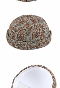 Détails du bonnet docker paisley montrant la doublure interne et la texture du tissu