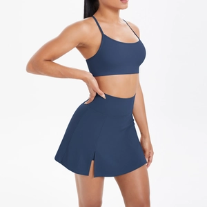 Detail von marineblauem Yoga-Sport-BH und Tennisrock mit Seitenschlitz aus Stretch-Stoff