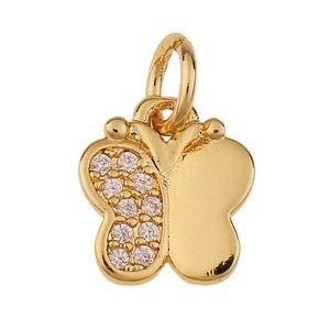 Exquisito colgante de mariposa en cobre chapado en oro con circonitas sobre fondo blanco