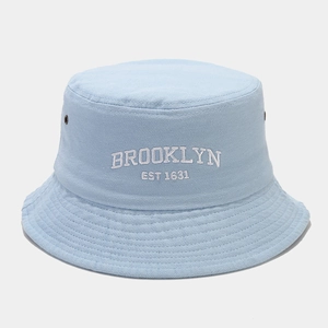 Dettaglio cappello pescatore in cotone azzurro con ricamo bianco Brooklyn Est 1631