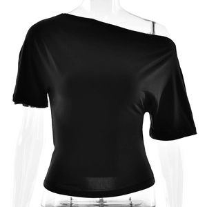 Elegante t-shirt nera monospalla a maniche corte con design asimmetrico slim