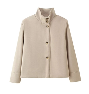 Gros plan de la veste courte en laine beige avec col montant et boutons foncés