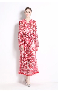 Robe longue à col en V avec imprimé porcelaine rouge et blanc et ceinture nouée