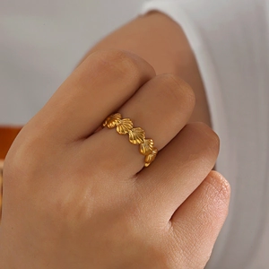 Fashion gold stainless steel shell ring for women worn on finger during beach vacation