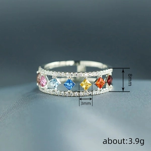 Kleurrijke geometrische dubbele ring met edelstenen en een zilveren afwerking
