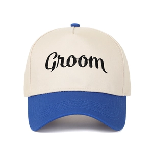 Detailansicht der 5-Panel-Trucker-Mütze mit Groom-Stickerei in Beige und Blau Farbe