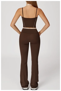 Détail d'un ensemble de yoga dos nu marron avec lignes blanches et pantalon évasé