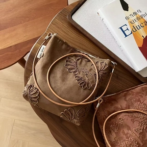 Sac bandoulière rétro en daim chameau avec broderie florale et sangle en cuir