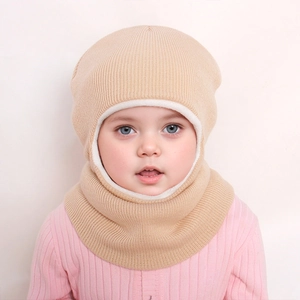 Détail d'un bonnet balaclava tricoté pour bébé avec doublure polaire chaude