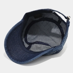 Binnenaanzicht van denim militaire pet met fijne stiksels en katoenmix-materiaallabel