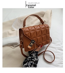 Détail du sac matelassé caramel avec fermoir doré et doublure intérieure à fleurs