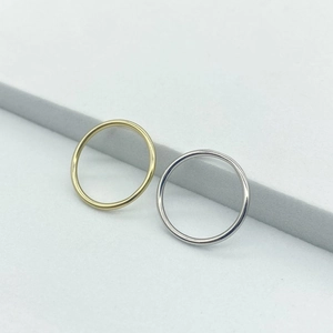 Minimalist S925 sterling silver toe rings in gold and silver finish on a modern display